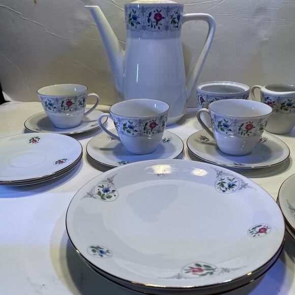 Seltmann Weiden Bavaria Coffee Service 17 Pcs. Gold Trim Blue/Pink Flowers - Picture 3 of 10